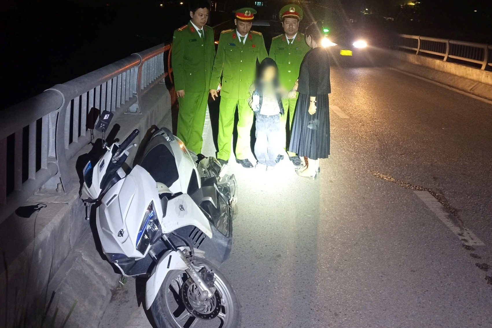 Đau buồn vì chồng mất, người phụ nữ 26 tuổi định nhảy sông tự tử cùng con