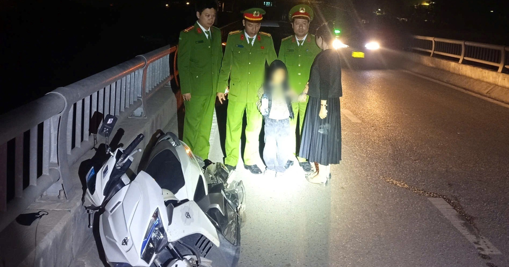 Đau buồn vì chồng mất, người phụ nữ định nhảy sông tự tử cùng con