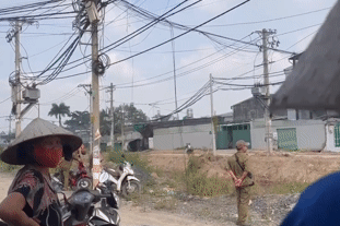 Đứng chờ con tan học, người đàn ông phát hiện thi thể nam giới dưới kênh ở TPHCM