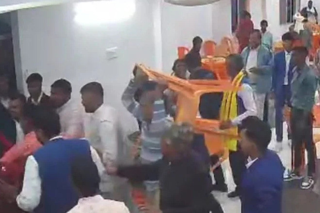 Gia đình cô dâu chú rể hỗn chiến vì món tráng miệng trong đám cưới