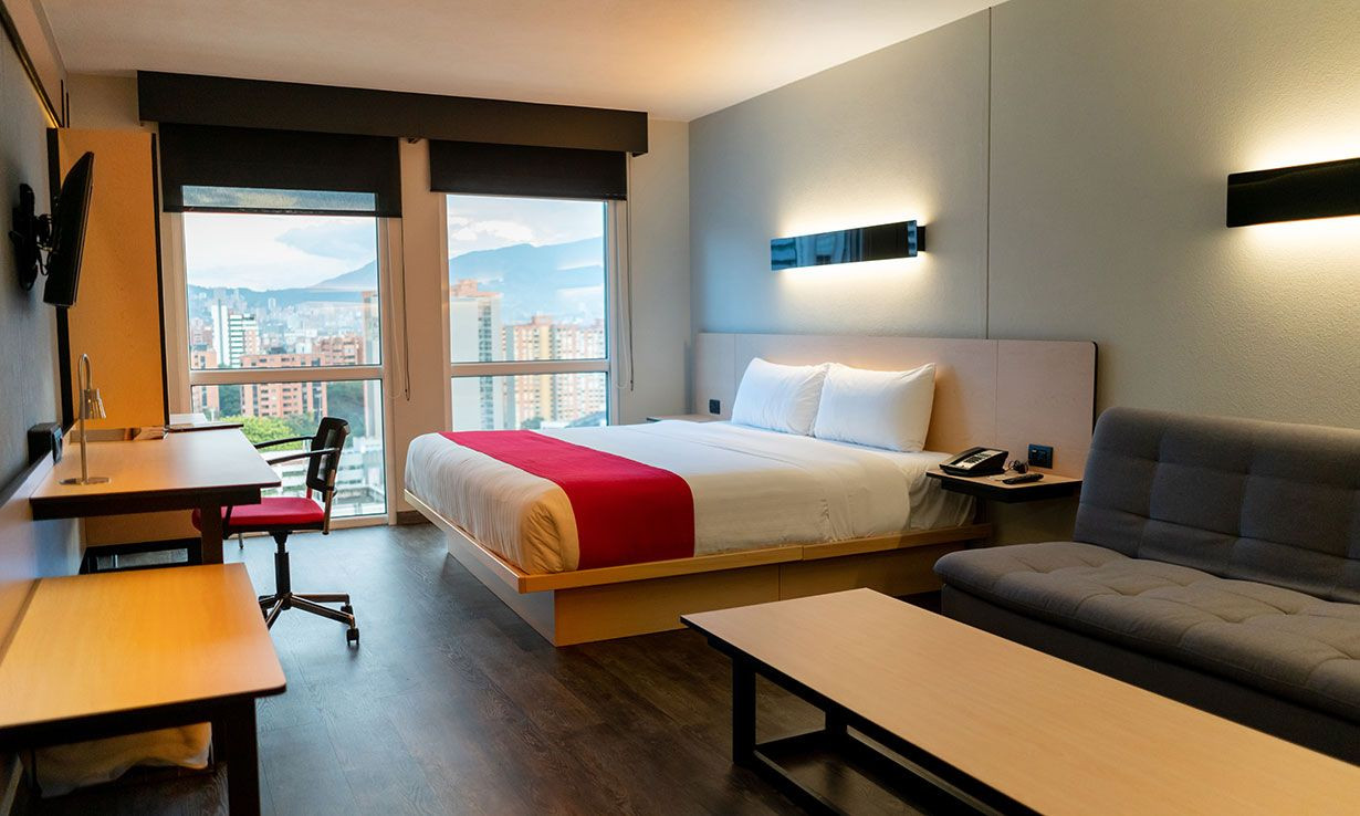 gm 242ac711 a45e 43d6 94ec 541ffde57e9b hotel room.jpeg