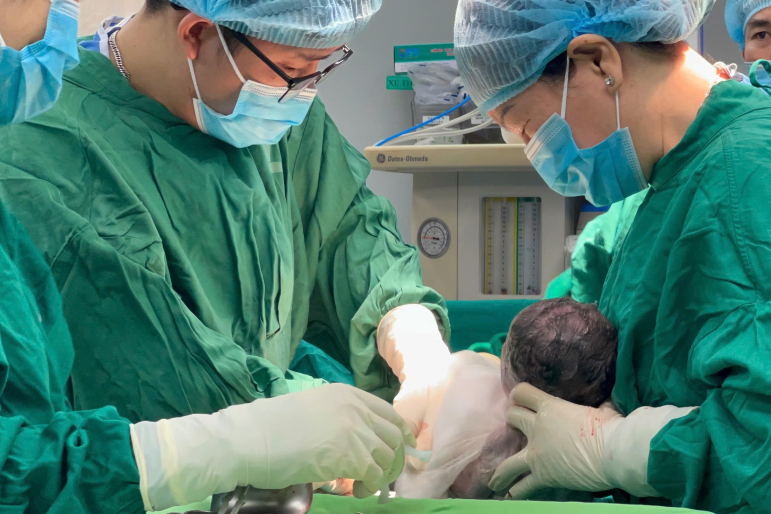 Hai bé trai chào đời sau khi người mẹ trải qua ca nối tay kỳ tích