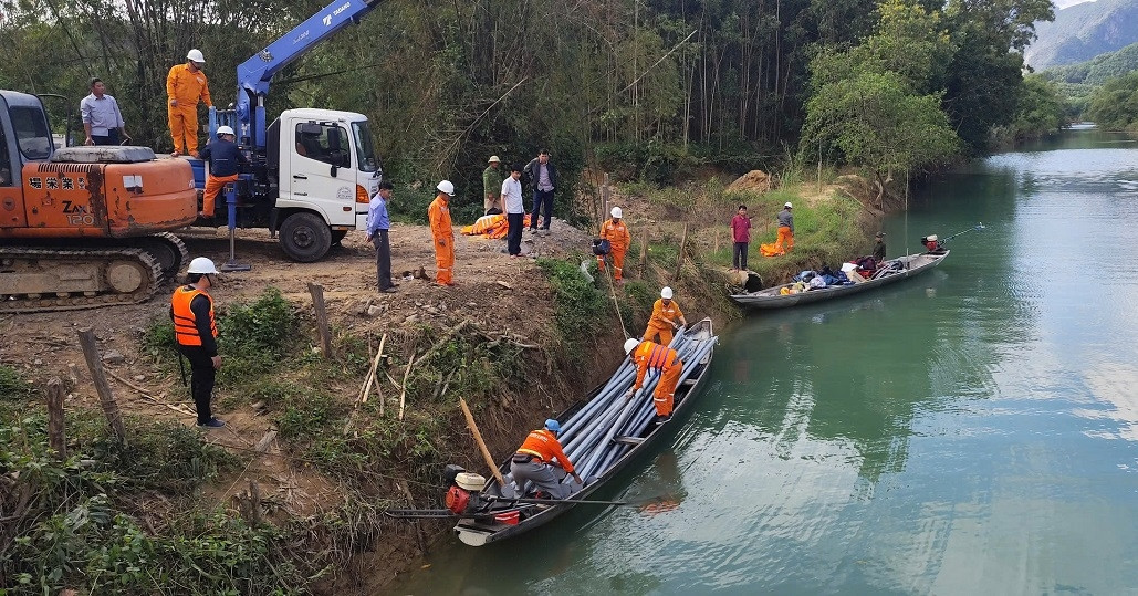 Kéo điện lưới đến 17 bản, làng của đồng bào Bru – Vân Kiều, Ma Coong