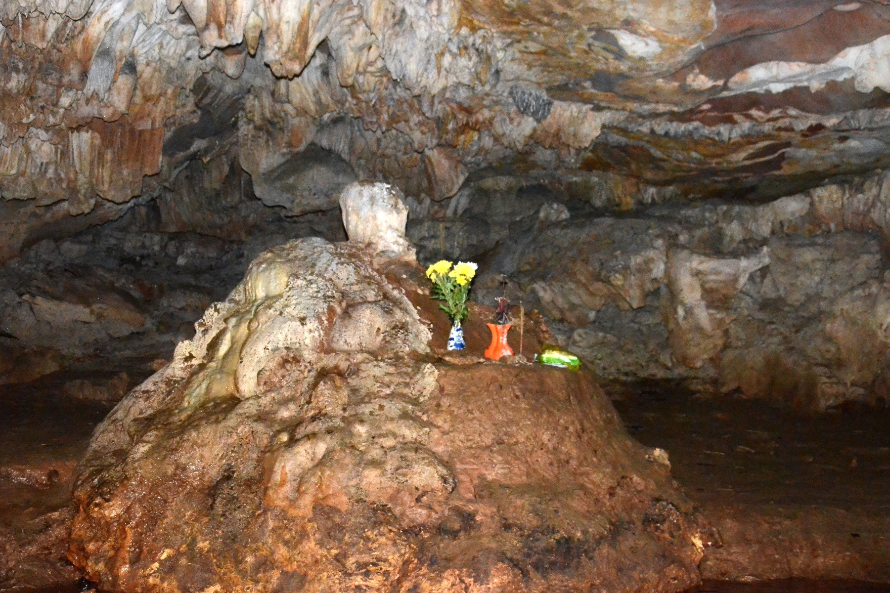 Khám phá hang động có nhũ đá hình tượng Phật ngồi thiền ở Ninh Bình