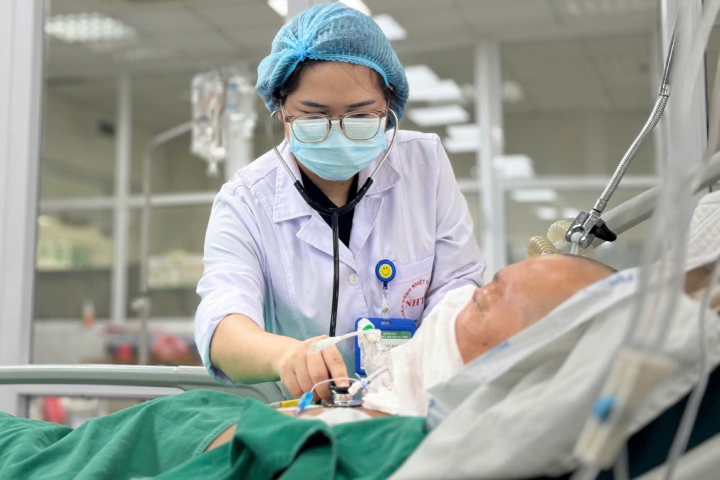 Khoảnh khắc căng thẳng cấp cứu người đàn ông chuyển từ Thái Lan về