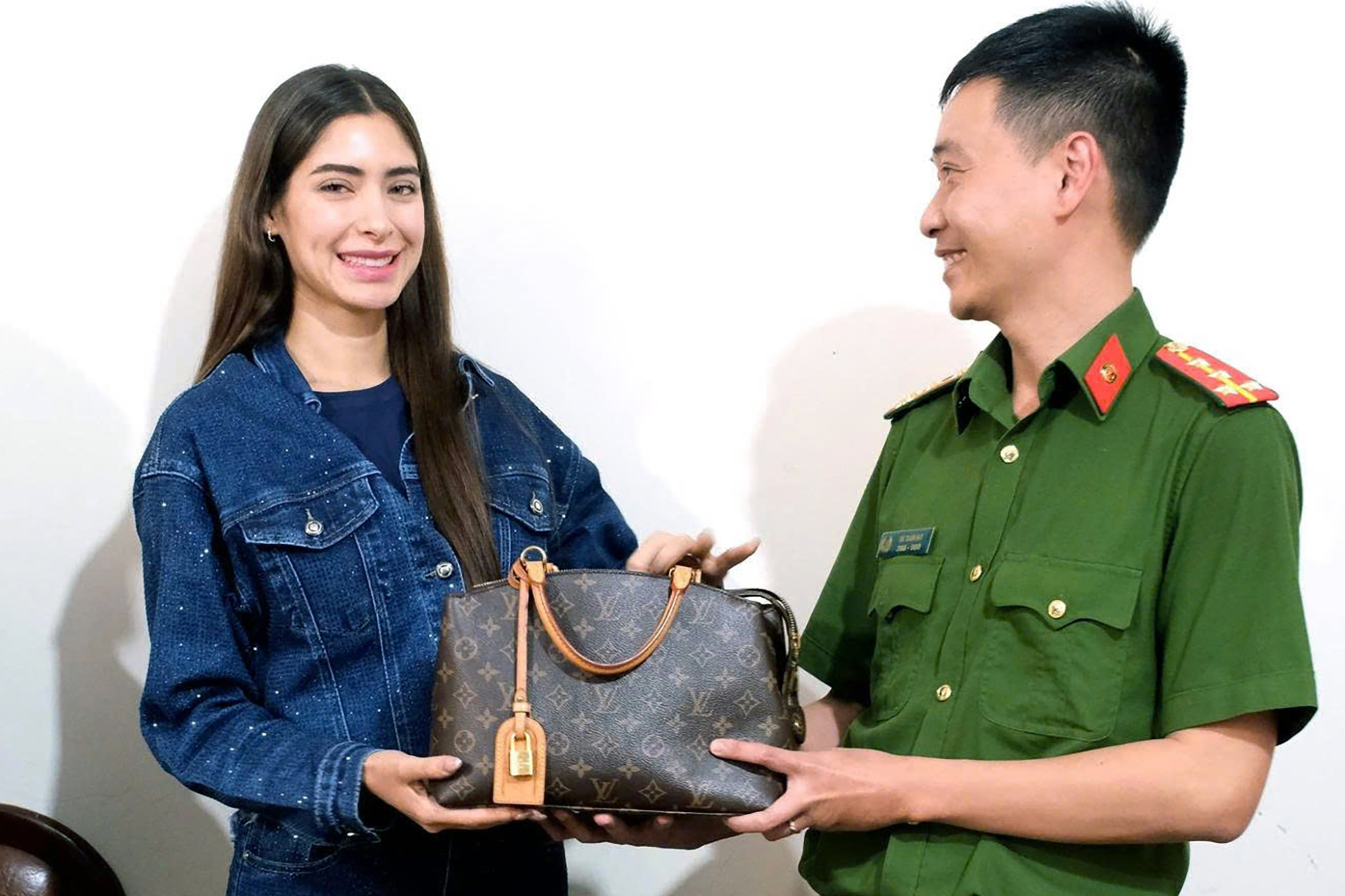 Khởi tố nam diễn viên trộm túi xách của hoa hậu