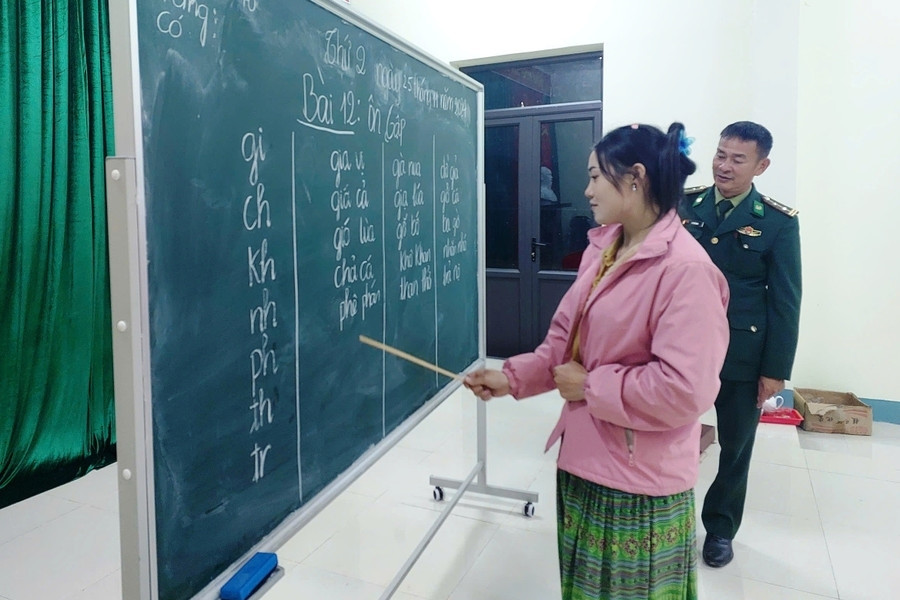 Lớp học của những phụ nữ dân tộc Mông