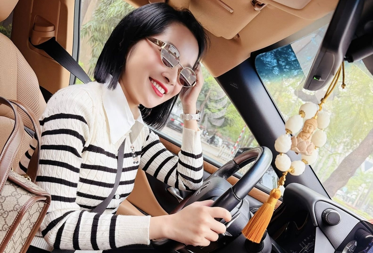 MC Minh Hương lái xe sang đi uống trà sữa, NSƯT Hữu Châu kể chuyện đau lòng