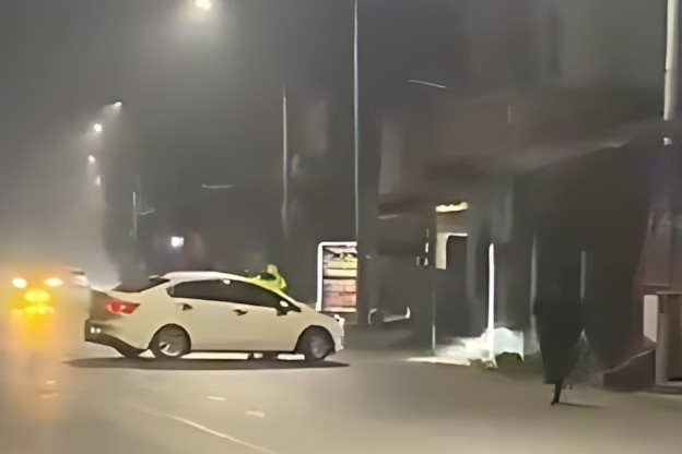 Nam tài xế vi phạm nồng độ cồn, còn liều lĩnh lao thẳng vào CSGT