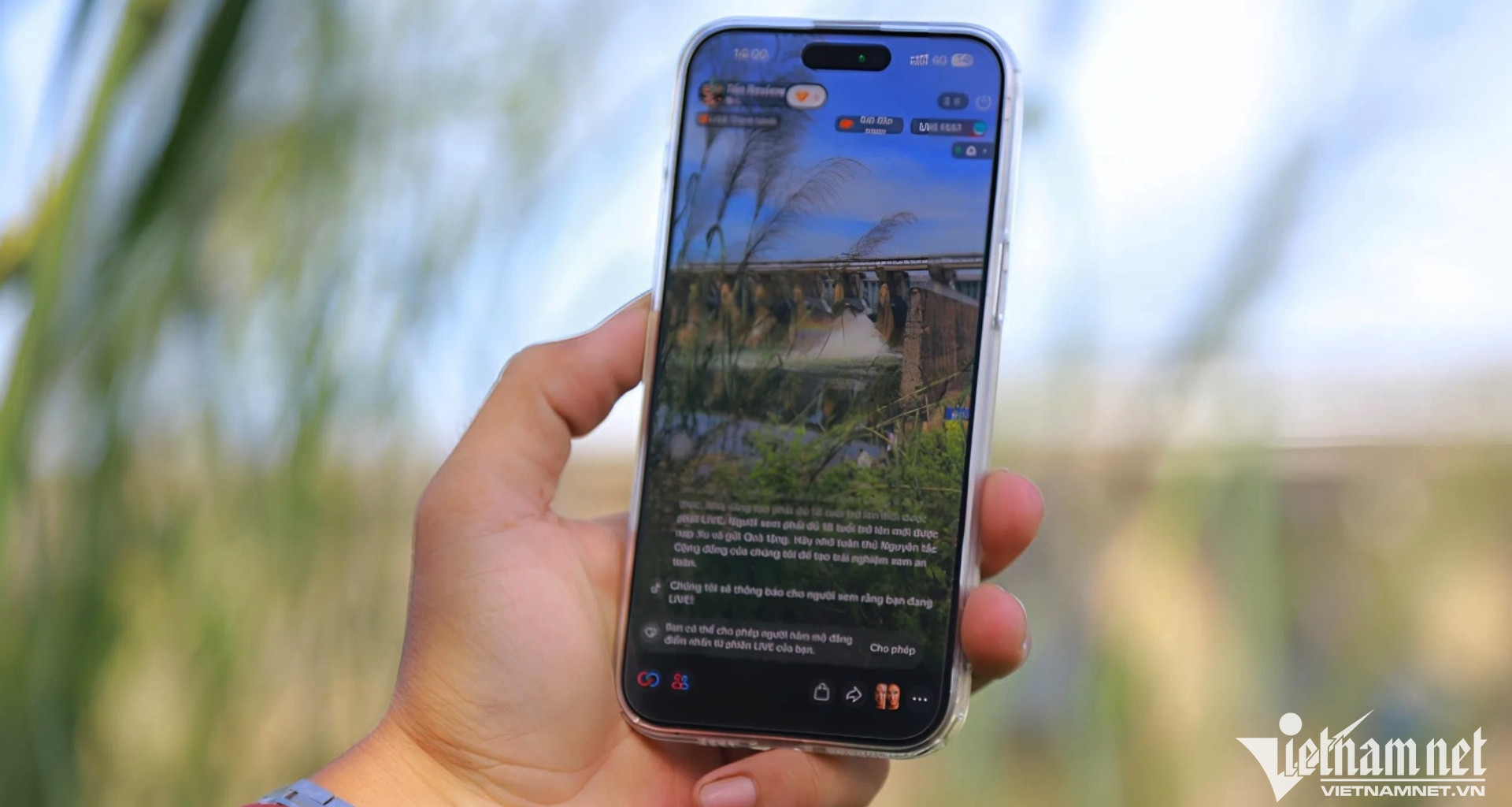 Người dân chui rào livestream cảnh thủy điện lớn miền Nam xả lũ