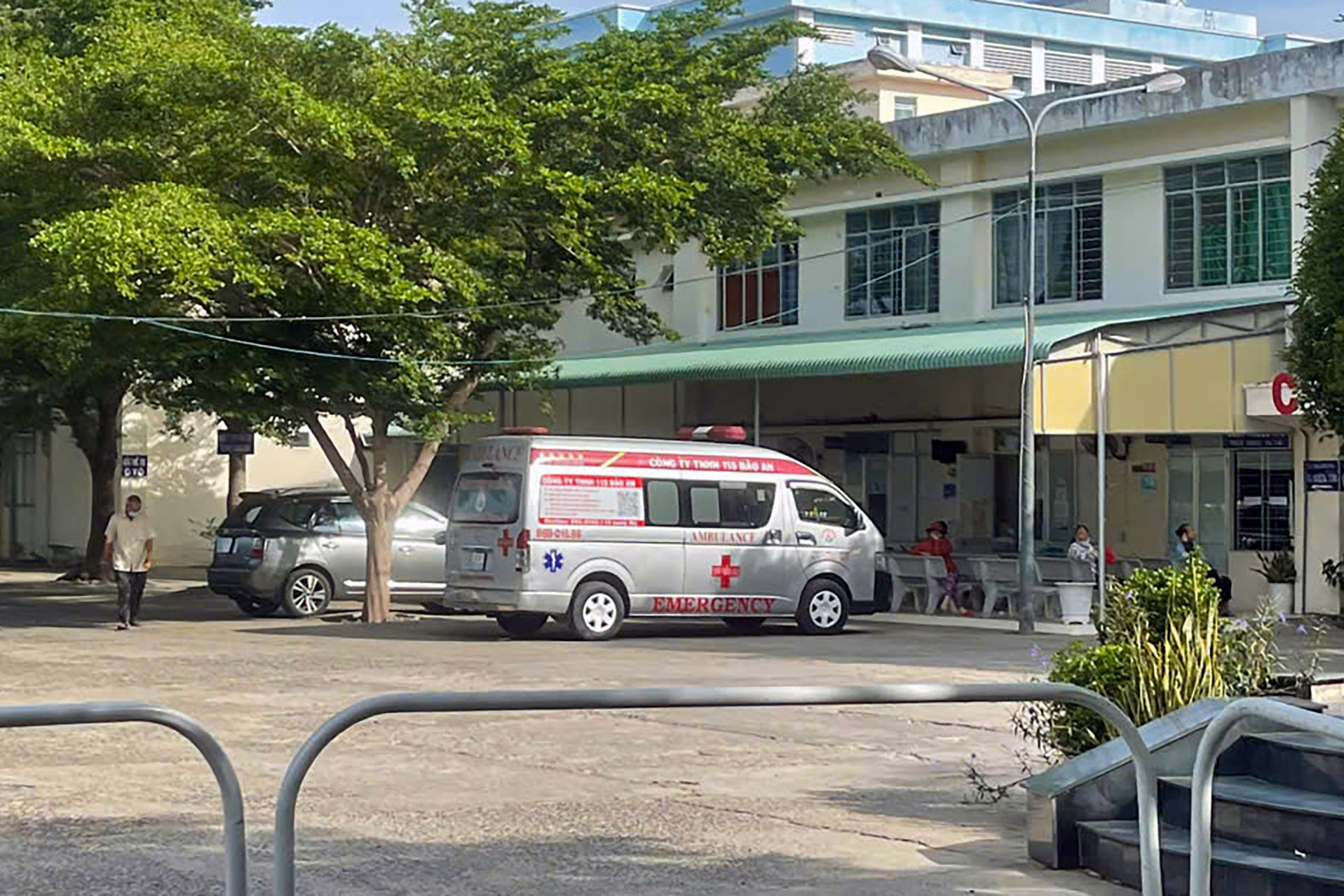 Ô tô 16 chỗ bị tảng đá từ xe công trình văng trúng, một du khách tử vong