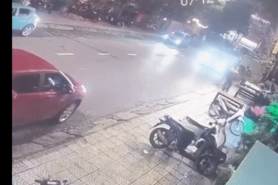 Ô tô 5 chỗ ở Quảng Trị bất ngờ lao lên vỉa hè đâm trúng nhóm người