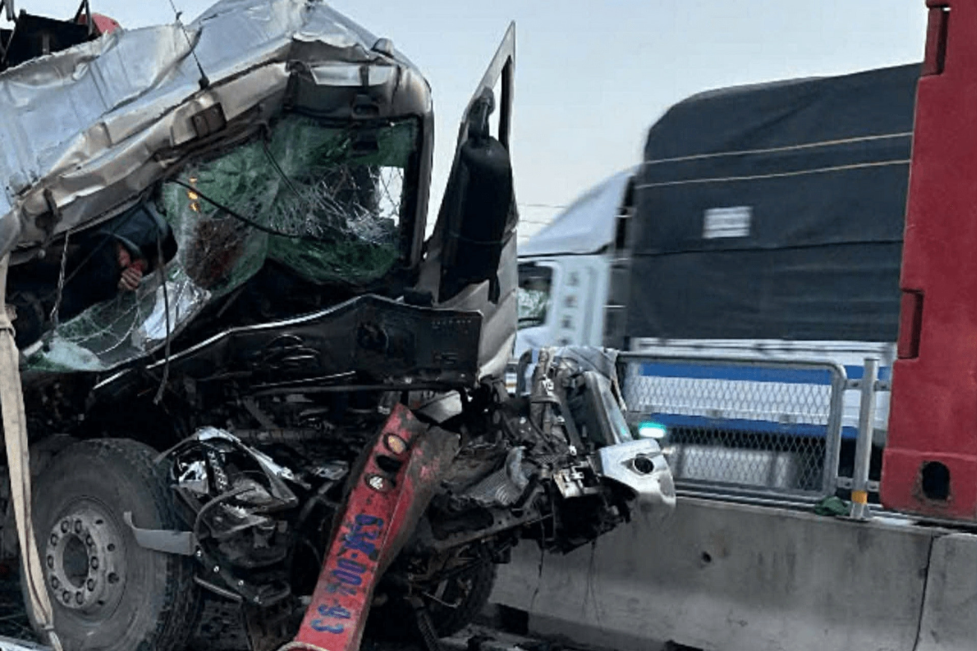 Ô tô tải tông đuôi xe đầu kéo trên cao tốc Bùng - Vạn Ninh, 2 người tử vong