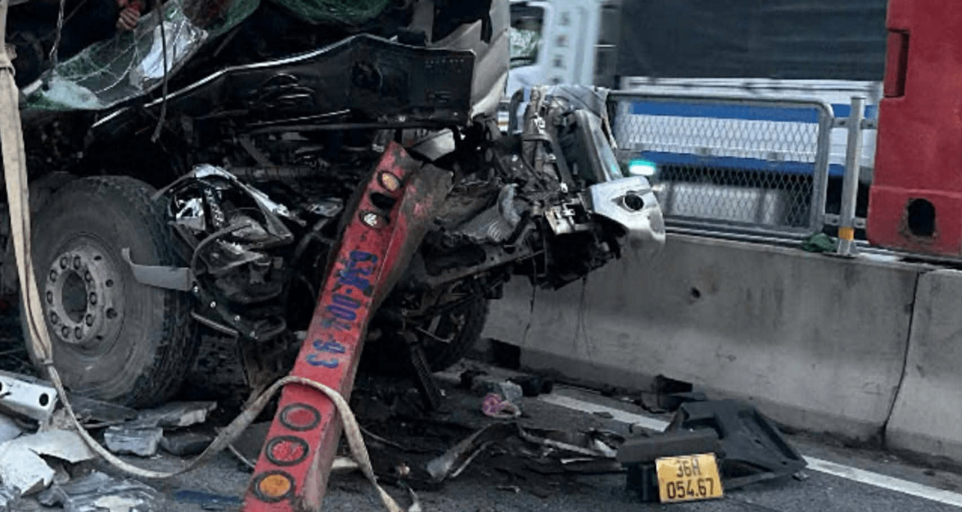 Ô tô tải tông đuôi xe đầu kéo trên cao tốc Bùng - Vạn Ninh, 2 người tử vong