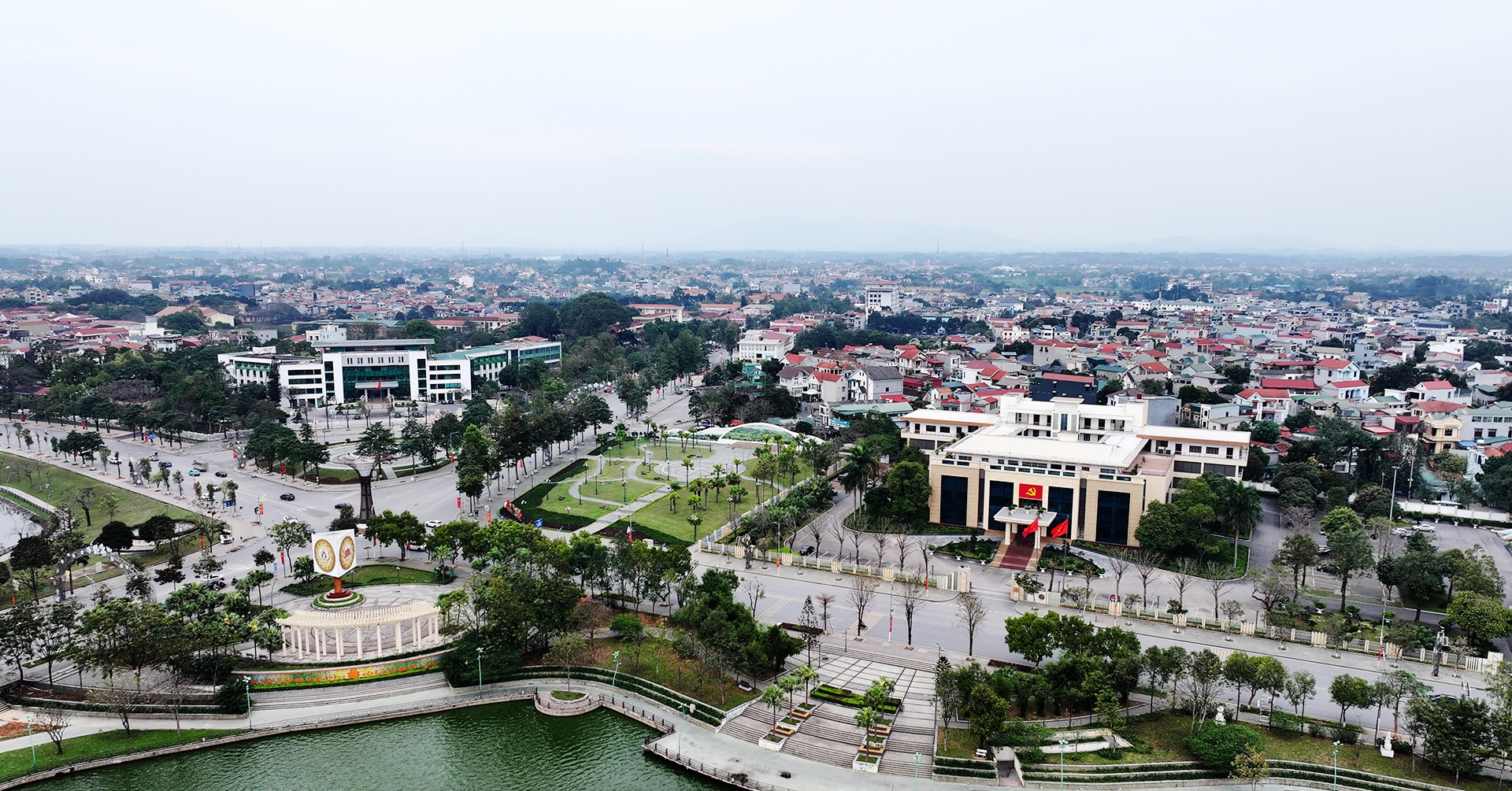 Phú Thọ siết chặt văn hóa công sở: '4 xin - 4 luôn', không mặc quần bò, váy ngắn