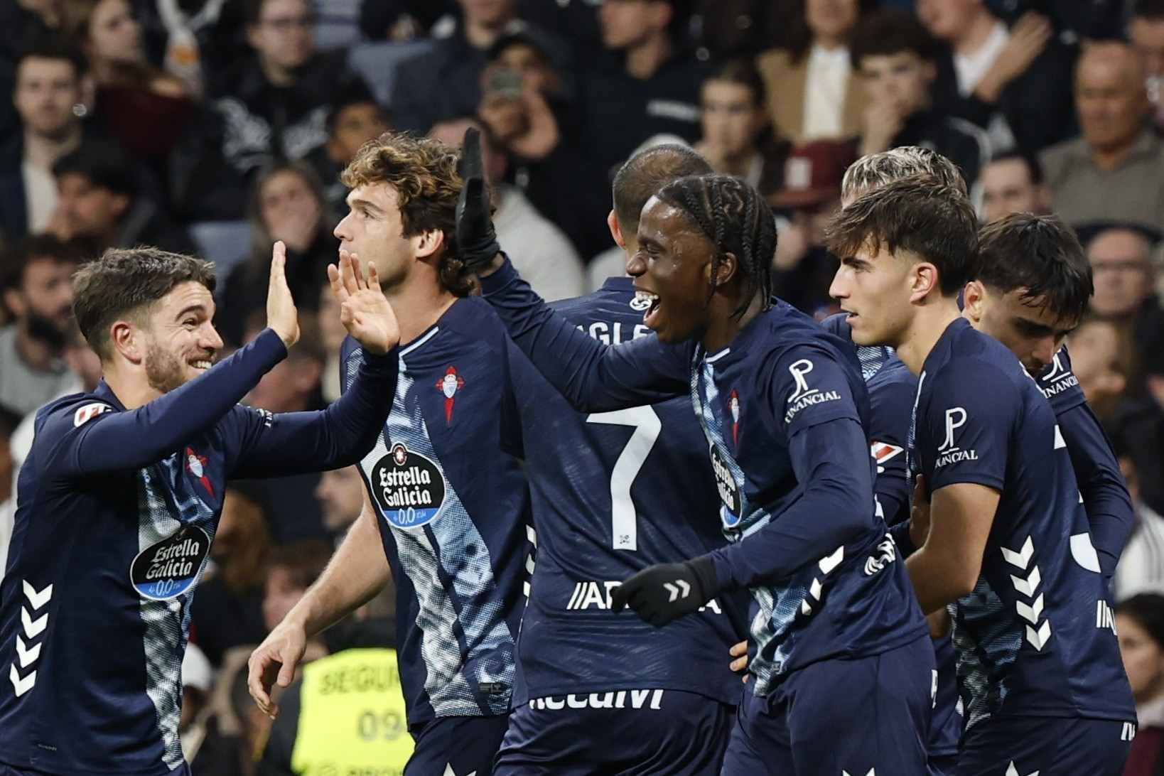 Real Madrid thua tức tưởi Celta Vigo, bị Barca bỏ xa 4 điểm