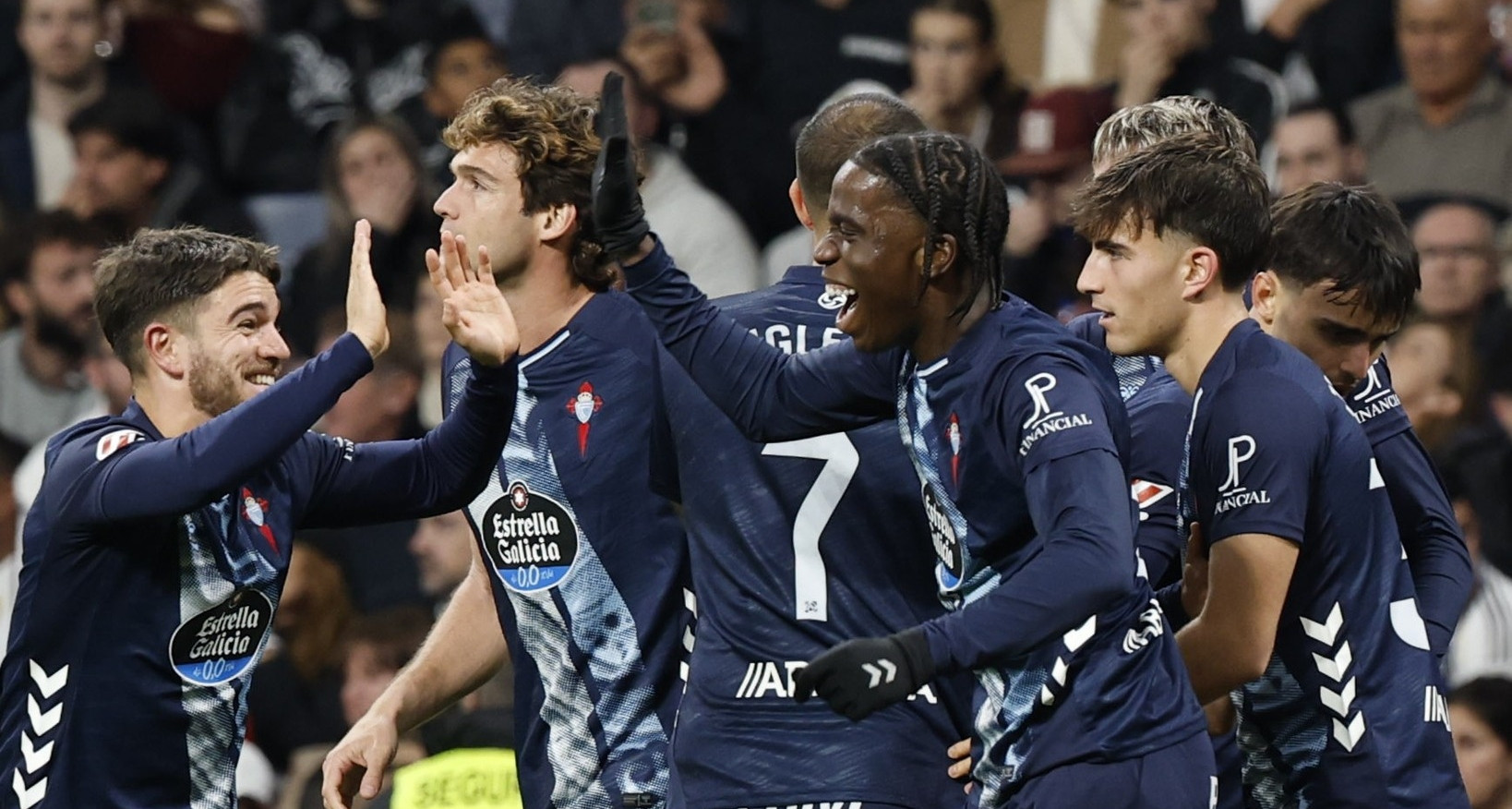 Real Madrid thua tức tưởi Celta Vigo, bị Barca bỏ xa 4 điểm