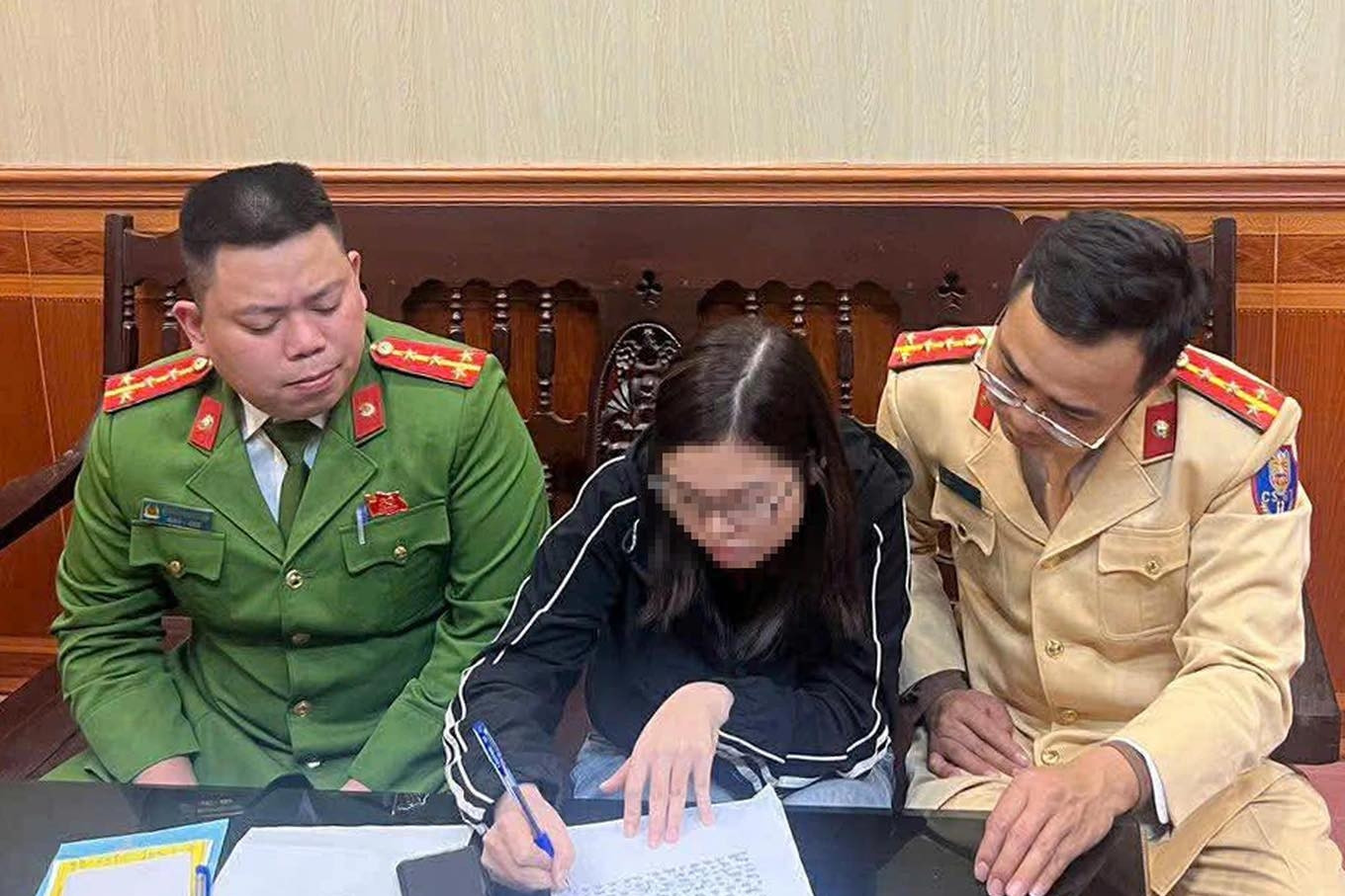 Tàu phải dừng khẩn cấp vì ô tô mắc kẹt trên đường ray, nữ tài xế bị phạt