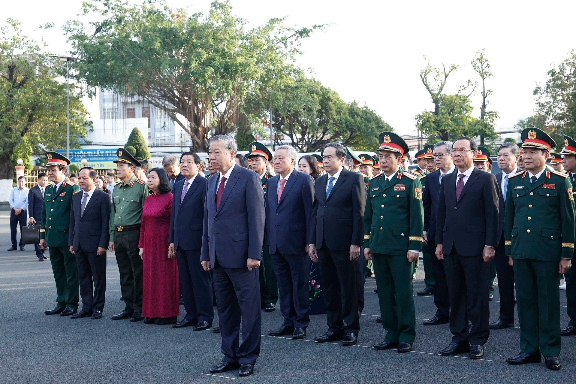 Tổng Bí thư Tô Lâm dâng hương tưởng niệm các anh hùng liệt sỹ Quân khu 9