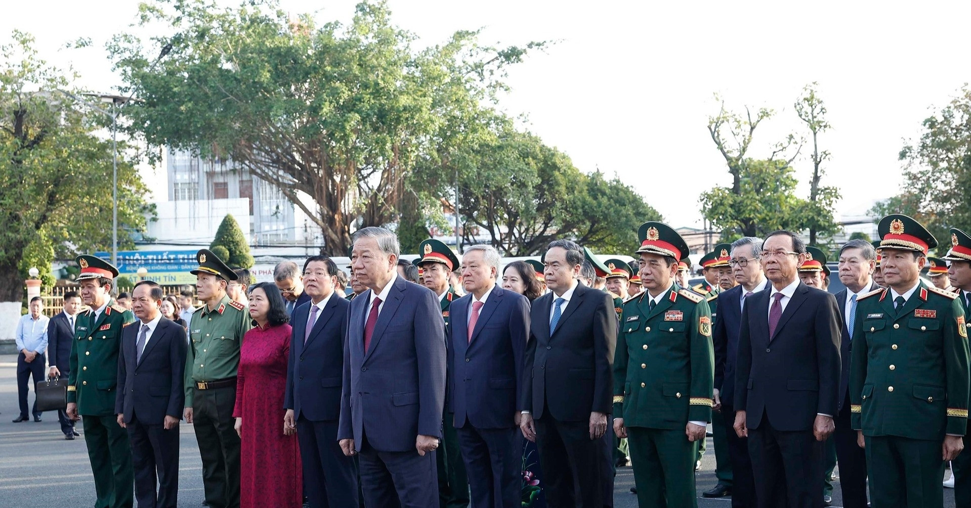 Tổng Bí thư Tô Lâm dâng hương tưởng niệm các anh hùng liệt sỹ Quân khu 9