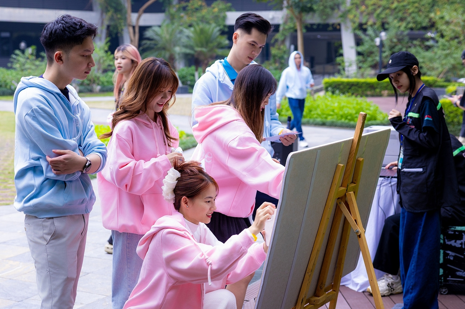 Từ đối tác chuyển đổi số đến ‘ông tơ bà nguyệt’: FPT và Vietnam Airlines khiến dân công sở 'phát sốt'