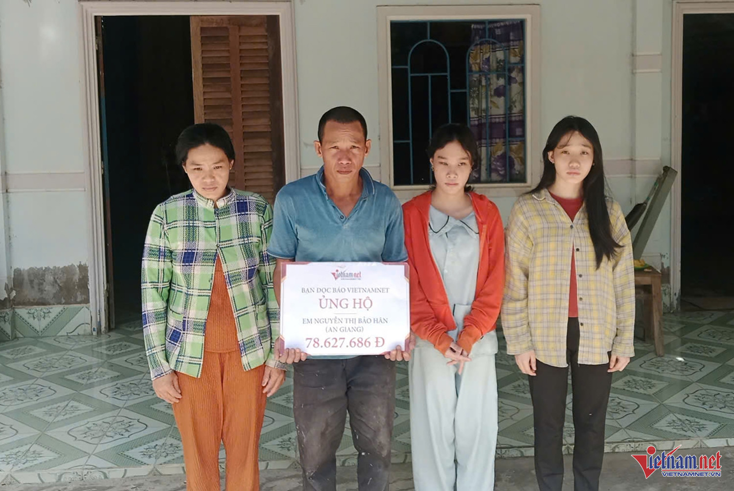 W-Trao tiền cho Bảo Hân.jpg