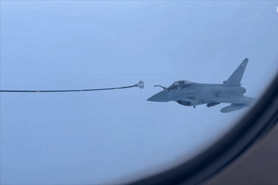 Xem chiến đấu cơ tiếp nhiên liệu giữa trời, ở độ cao hơn 9.000m