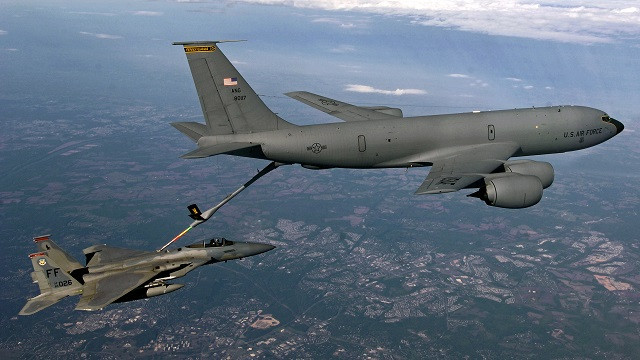 Siêu phi cơ của Mỹ tiếp nhiên liệu trên không ngoạn mục thế nào?