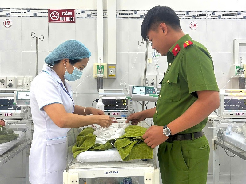 Bé gái sơ sinh bị bỏ rơi.jpg