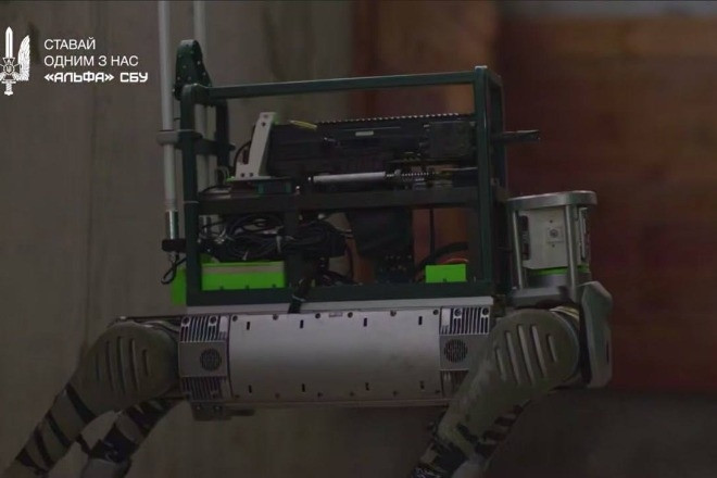 Cận cảnh chó robot được trang bị súng trường của Ukraine