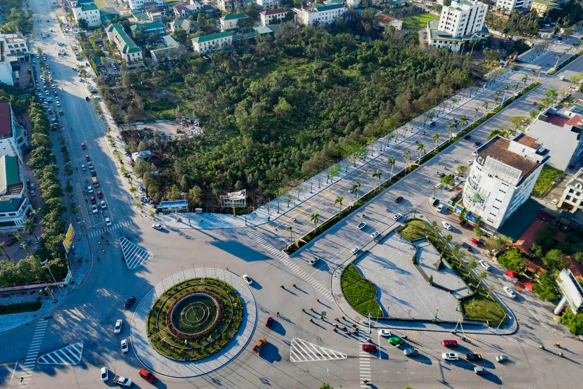 Cảnh tréo ngoe ở khu 'đất vàng' bị bỏ hoang suốt 10 năm