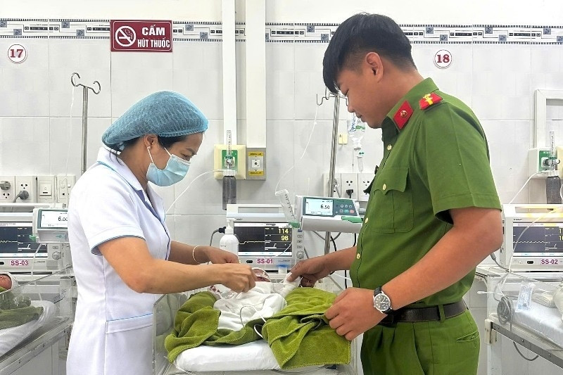 Cứu bé gái sơ sinh 3,2kg bị vùi lấp sau dãy nhà công ty