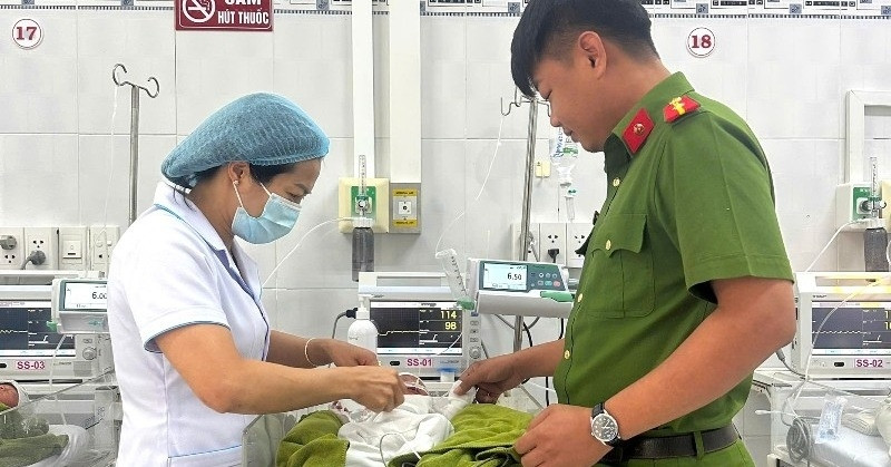 Cứu bé gái sơ sinh 3,2kg bị vùi lấp sau dãy nhà công ty