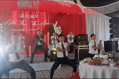 Đám cưới ở Hà Tĩnh, bố cô dâu tặng màn múa võ Karate 'cực ngầu'