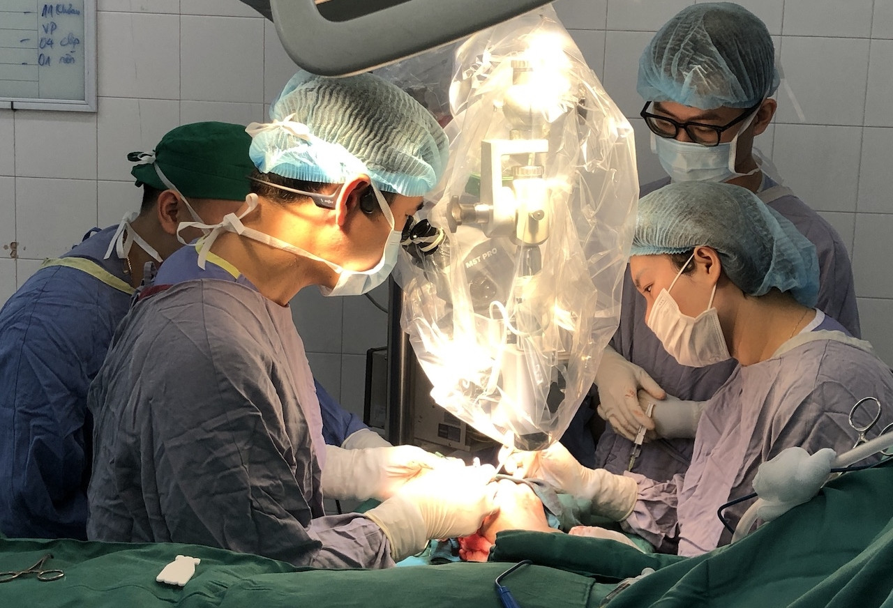 Đi máy bay trong đêm ra Hà Nội 'cứu' ngón tay bị đứt rời sau 25 giờ