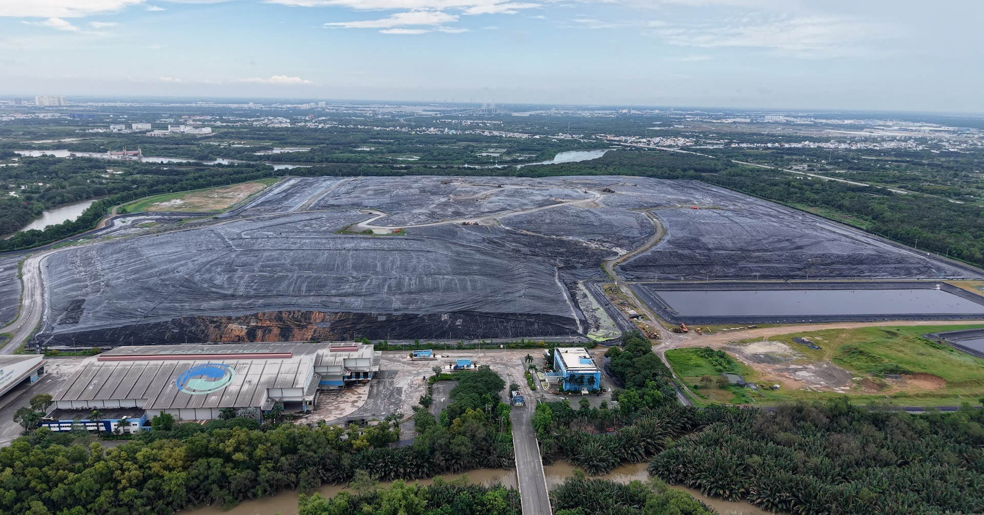 Hiện trạng &amp;apos;núi rác&amp;apos; khổng lồ ở TPHCM sau khi ngưng tiếp nhận rác vào ban ngày