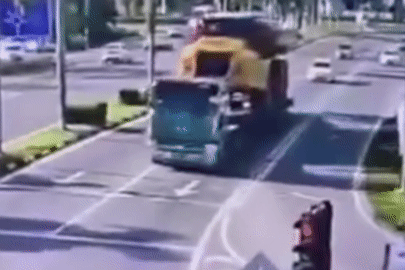 Khoảnh khắc cabin xe đầu kéo bị xe ben hạng nặng đè bẹp rúm