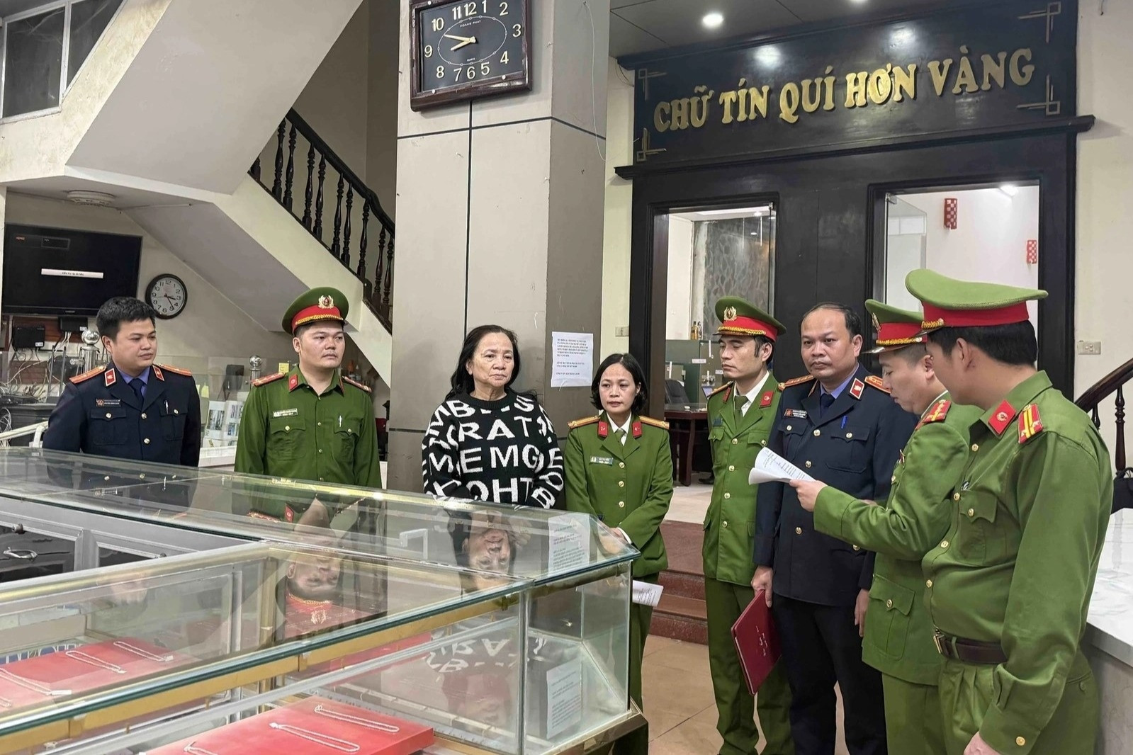 Khởi tố, bắt tạm giam vợ chồng giám đốc Công ty vàng bạc Kim Chung