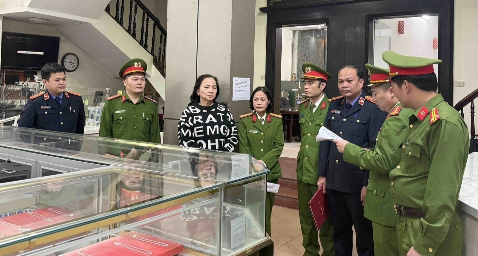 Khởi tố, bắt tạm giam vợ chồng giám đốc Công ty vàng bạc Kim Chung