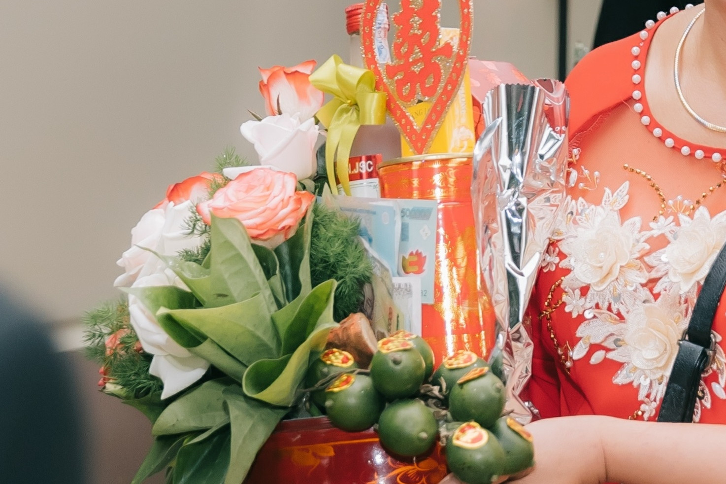 Mẹ chồng 'keo kiệt' mang sính lễ khiến cô dâu sững sờ, rơi nước mắt