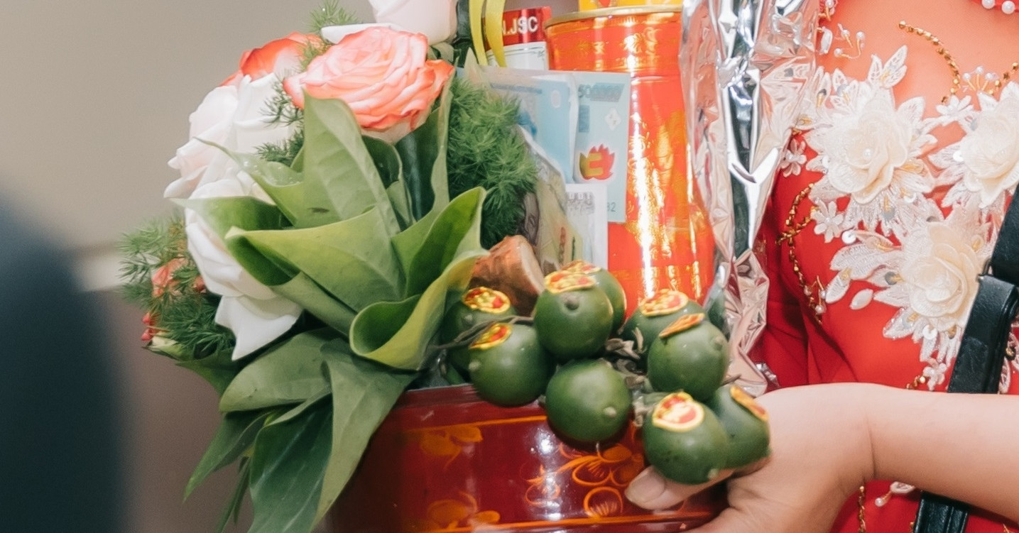 Mẹ chồng 'keo kiệt' mang sính lễ khiến cô dâu sững sờ, rơi nước mắt