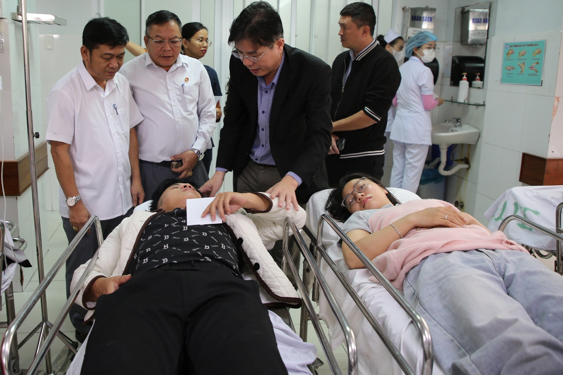 Người thoát chết kể giây phút xe gia đình đi đám cưới gặp nạn trên cao tốc