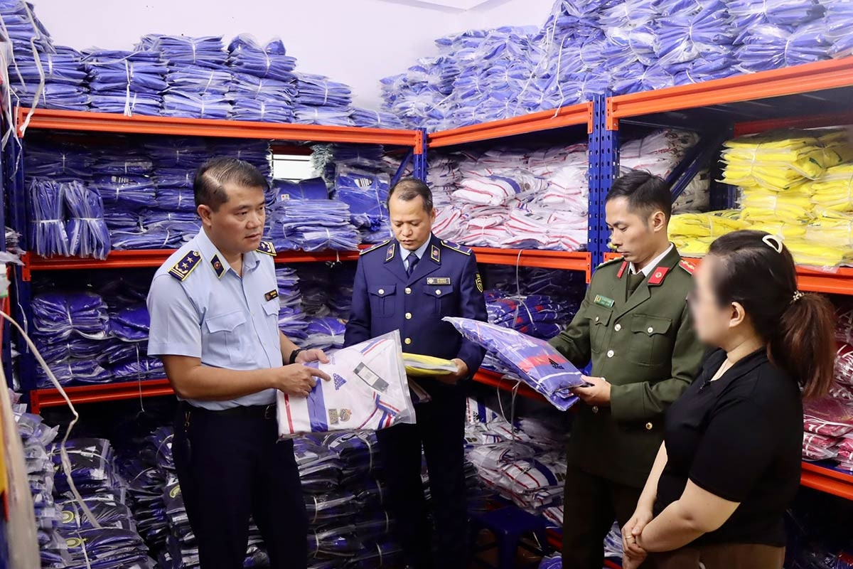 Phát hiện gần 6.500 bộ quần áo tại Hà Nội nghi giả nhãn hiệu nổi tiếng