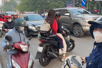 Phụ huynh chở con đi ngược chiều ở Hà Nội, nháo nhào quay đầu khi thấy CSGT