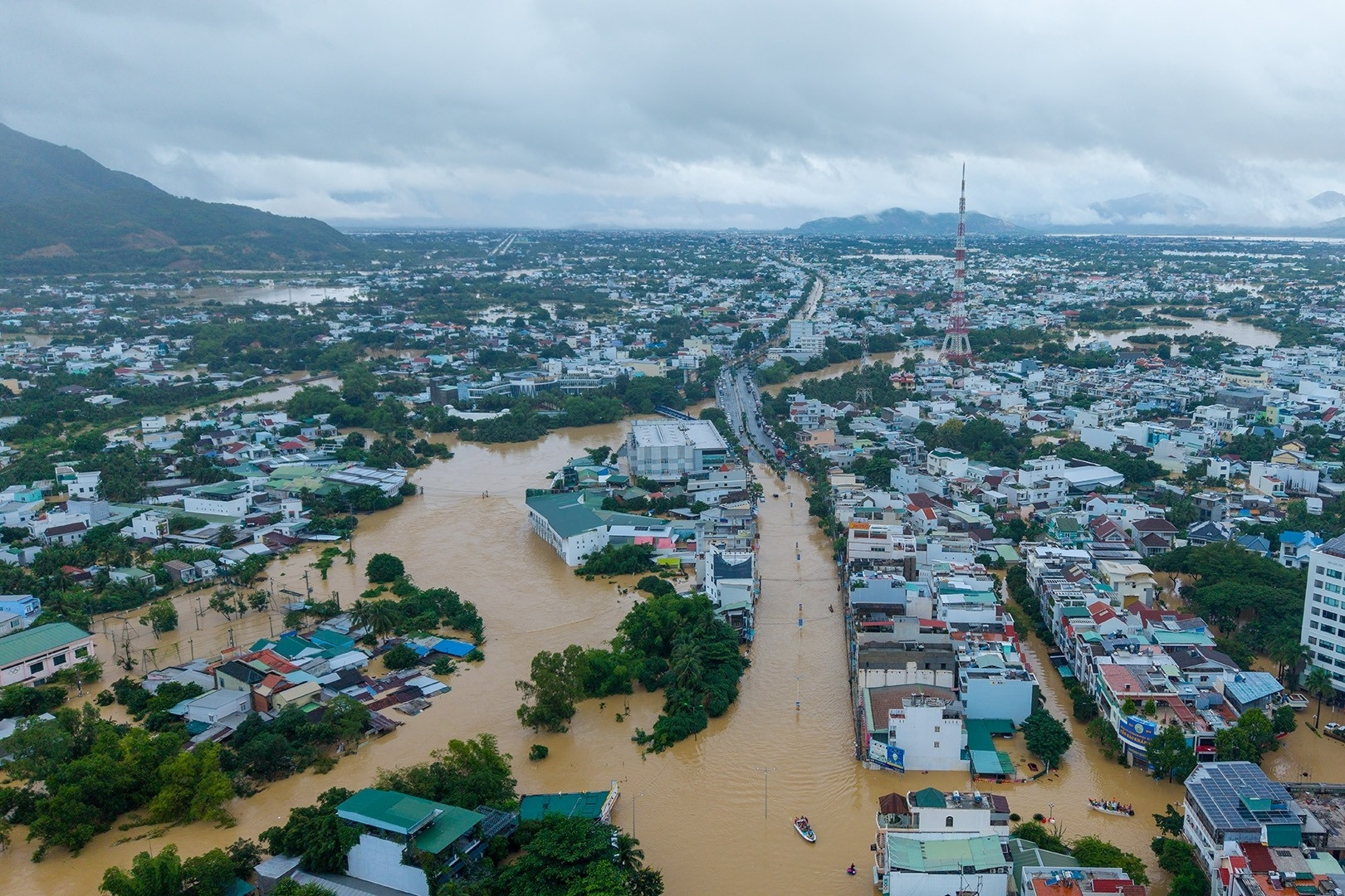 Rà soát toàn bộ quy trình vận hành hồ chứa thủy lợi sau mưa lũ cực đoan