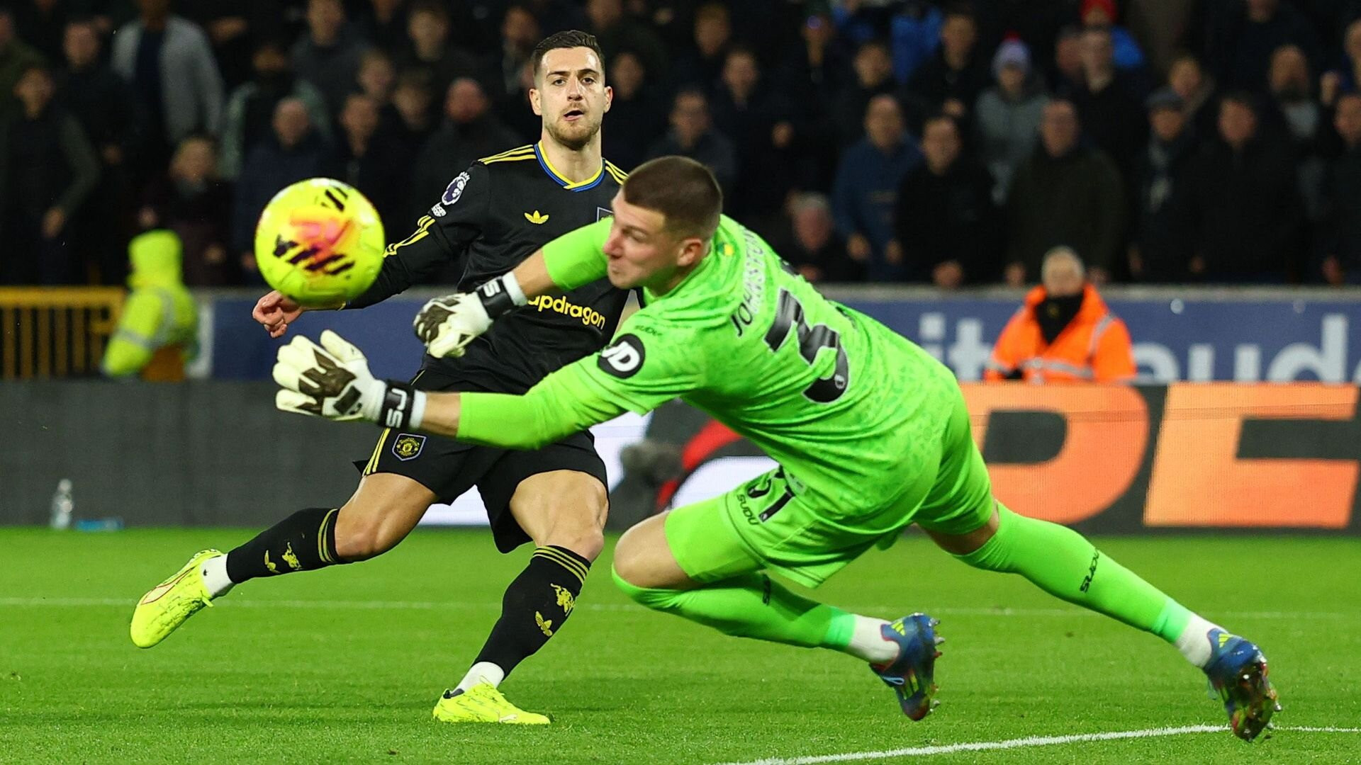 resources_premierleague_pulselive_com 2025 12 08T203203Z_1801732927_UP1ELC81L1D3I_RTRMADP_3_SOCCER ENGLAND WOL MUN (1).jpg