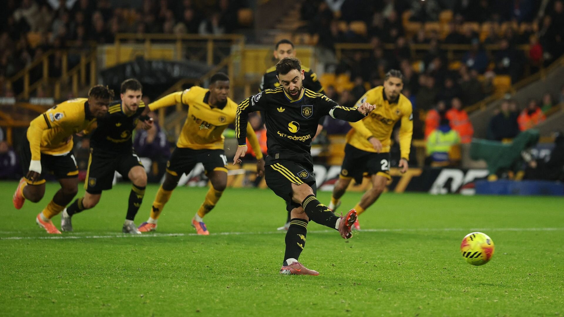 resources_premierleague_pulselive_com 2025 12 08T214213Z_617568919_UP1ELC81OAB56_RTRMADP_3_SOCCER ENGLAND WOL MUN.jpg