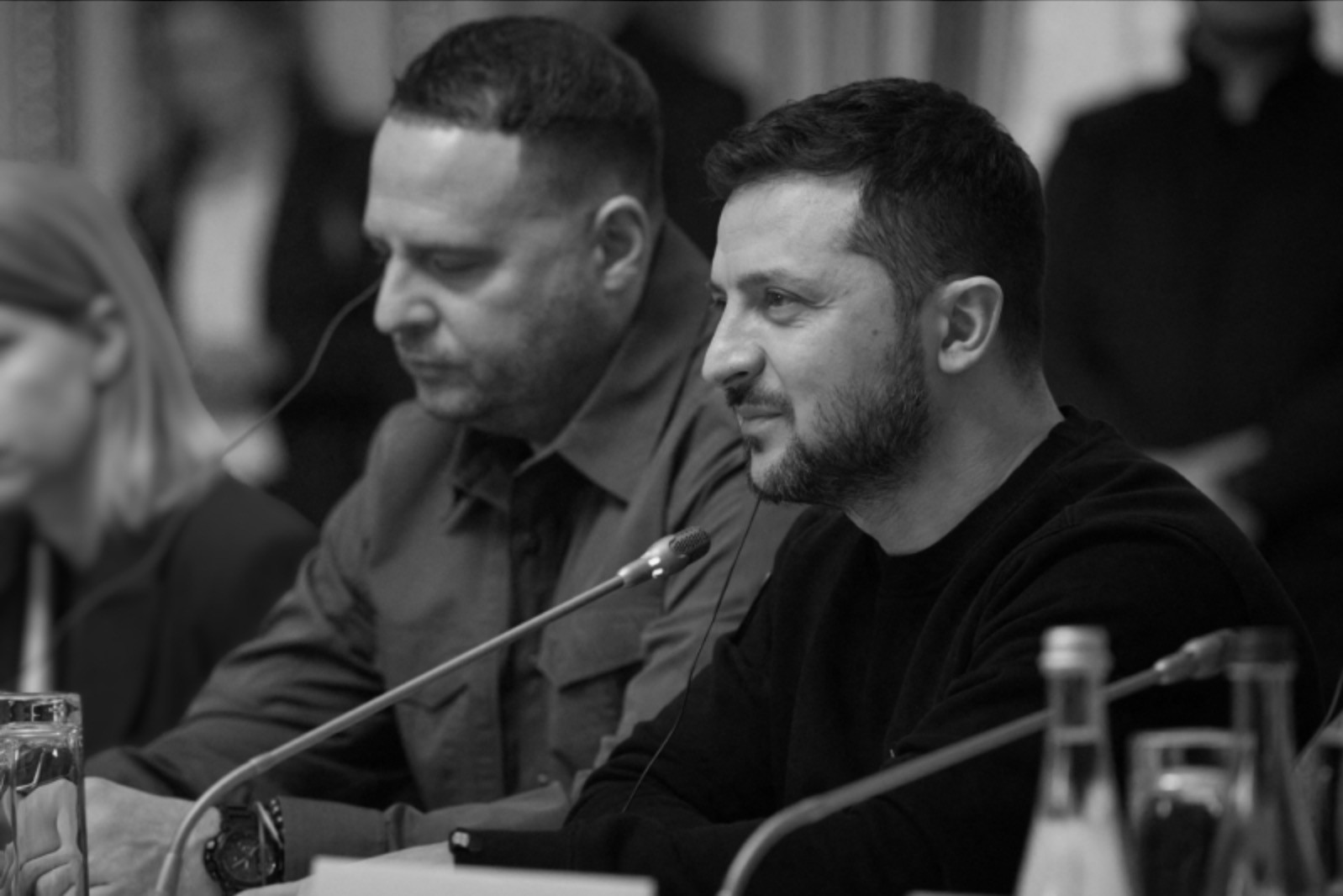 Tổng thống Zelensky và ông Yermak (trái). Ảnh: Ukraine Presidency