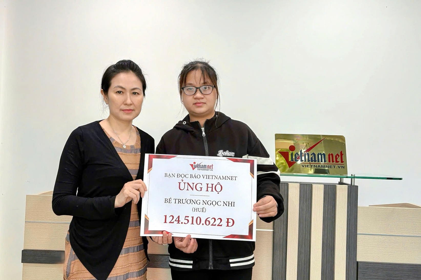 Trao gần 125 triệu đồng đến bé Trương Ngọc Nhi khuyết hậu môn, suy thận