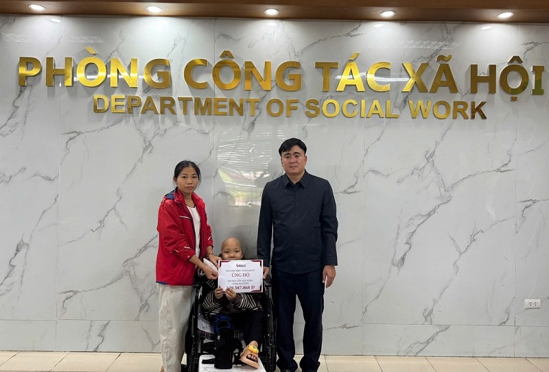 Trao hơn 129 triệu đồng đến bé Nguyễn Văn Minh ở Thái Nguyên bị ung thư xương